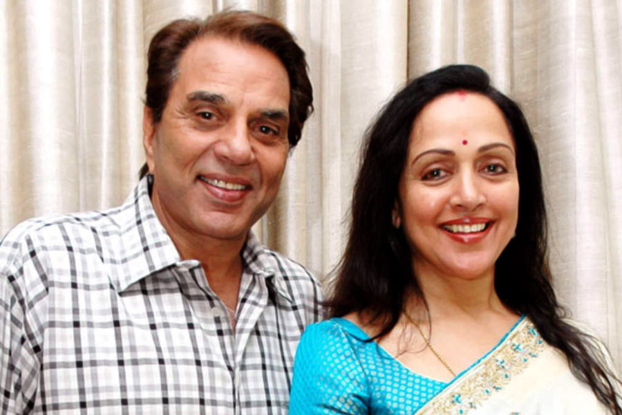 অভিনেত্রীদের তালিকায় প্রথমেই আসে হেমা মালিনীর নাম। এক দিকে বলিউডের ‘ড্রিম গার্ল’, অন্য দিকে বলিউডের ‘হিম্যান’ ধর্মেন্দ্র। ‘তুম হসীন মে জওয়ান’ ছবির সেটে আলাপের পর একে অপরকে মন দিয়ে বসেন দুই তারকা।