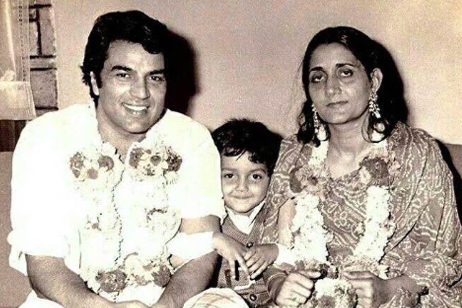 হেমার সঙ্গে সম্পর্কে থাকাকালীন বিবাহিত ছিলেন ধর্মেন্দ্র। দুই পুত্রসন্তানও ছিল অভিনেতার। তবে স্ত্রী প্রকাশ কউরকে বিচ্ছেদ দেননি তিনি। ইসলাম ধর্মগ্রহণ করে হেমাকে বিয়ে করেন ধর্মেন্দ্র।