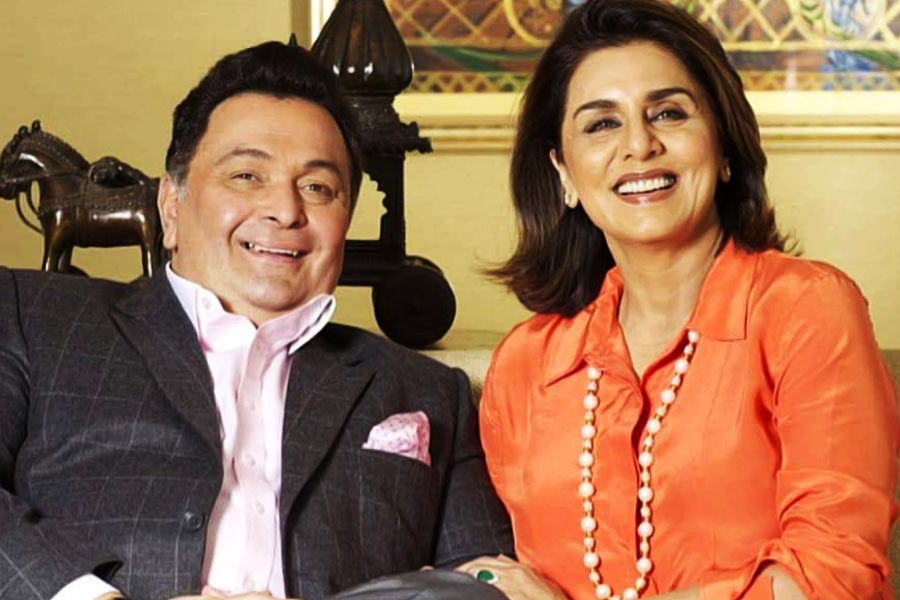 ১৯৭৪ সালে মুক্তিপ্রাপ্ত ‘জেহরিলা ইনসান’ ছবির সেটে প্রথম আলাপ হয় ঋষি কপূর এবং নীতু সিংহের। ১৪ বছর বয়সেই ঋষির প্রেমে পড়েন নীতু। ঋষি সেই সময় বলিপাড়ার প্রথম সারির অভিনেতা এবং নীতু নবাগতা অভিনেত্রী।