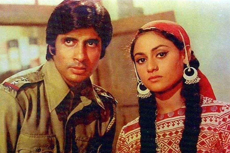 বলিপাড়ায় অমিতাভ বচ্চন এবং জয়া বচ্চনের প্রেমকাহিনিও কোনও ছবির গল্পের চেয়ে কম নয়। ১৯৭৩ সালে মুক্তিপ্রাপ্ত ‘জঞ্জীর’ ছবির সেটে প্রেমের কাহিনি বুনট বাঁধতে থাকে অমিতাভ এবং জয়ার। দুই তারকা ভেবেছিলেন, তাঁদের ছবি বক্স অফিসে হিট করলে তাঁরা একসঙ্গে লন্ডন বেড়াতে যাবেন ছবির সাফল্য এবং তাঁদের সম্পর্ক উদ্‌যাপনের জন্য।