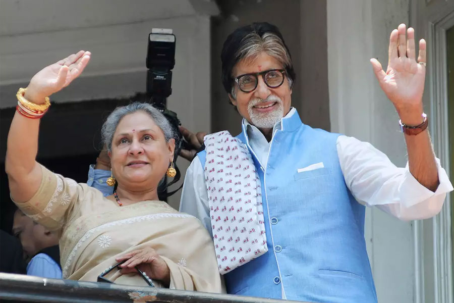 মুক্তির পর ‘জঞ্জীর’ বক্স অফিস থেকে দুর্দান্ত ব্যবসা করে। ছবির সাফল্য দেখে অমিতাভ এবং জয়া দু’জনেই লন্ডন যাওয়ার প্রস্তুতি শুরু করেন। কিন্তু এই ঘটনা জানতে পেরে যান অমিতাভের বাবা হরিবংশ রাই বচ্চন। অমিতাভ এবং জয়ার লন্ডন যাওয়ার বিষয়ে আপত্তি জানান হরিবংশ।