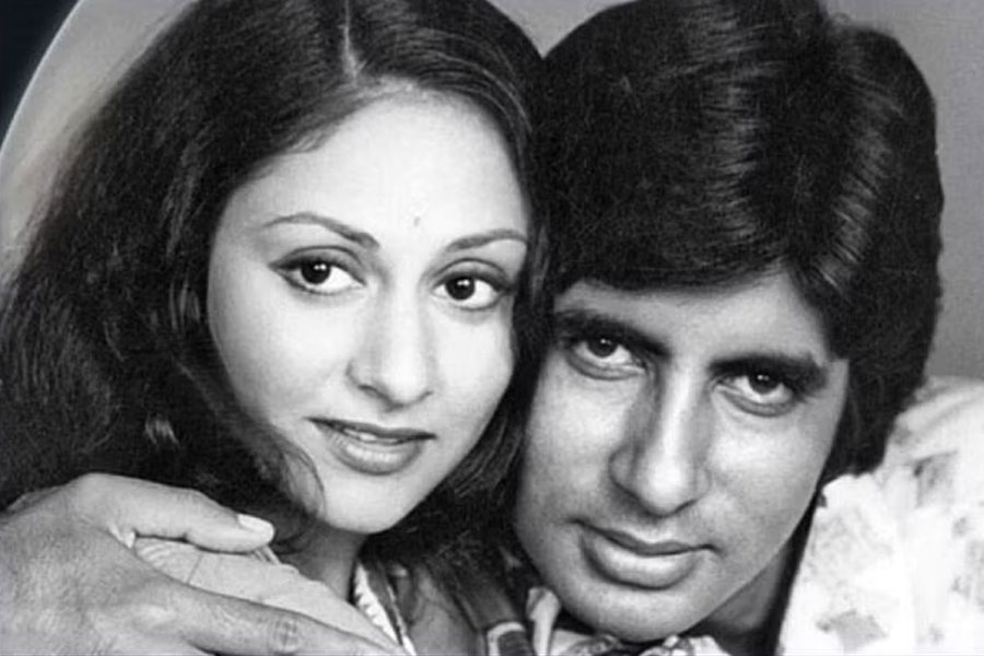 হরিবংশ জানান, অমিতাভ এবং জয়া লন্ডন যেতে পারবেন একটাই শর্তে। যদি তাঁরা বিয়ে করেন তবেই তাঁরা লন্ডন ভ্রমণে যাওয়ার অনুমতি পাবেন। হরিবংশের কথায় রাজি হয়ে যান দুই তারকা।