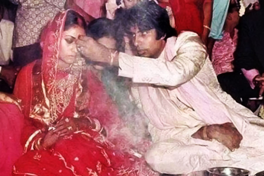 ১৯৭৩ সালে সাতপাকে বাঁধা পড়েন অমিতাভ এবং জয়া। বিয়ের পর আর দেরি করেননি দু’জনের কেউই। সঙ্গে সঙ্গে লন্ডন পাড়ি দেন নবদম্পতি।