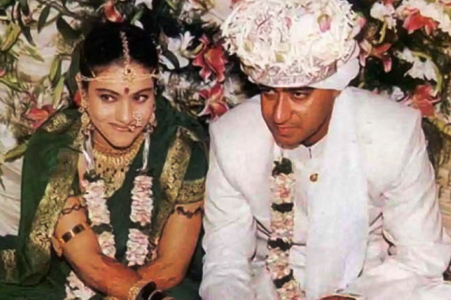 ‘হলচল’ ছবির সেটের পরিচয় প্রেমে গড়াতে বেশি সময় নেয়নি অজয় এবং কাজলের। টানা চার বছর সম্পর্কেও ছিলেন তাঁরা। ১৯৯৯ সালে কাজলের সঙ্গে গাঁটছড়া বাঁধেন কাজল।