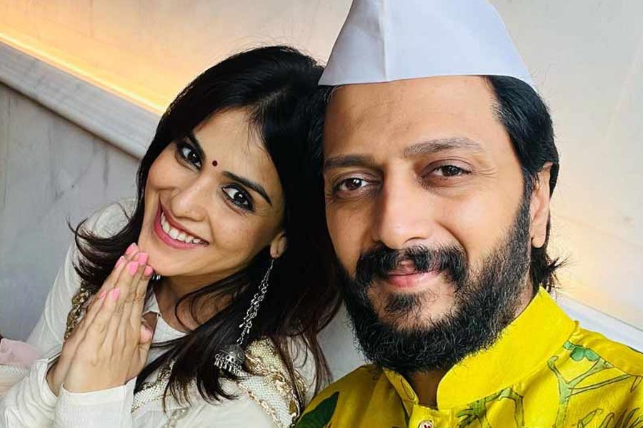 ২০০৩ সালে ‘তুঝে মেরি কসম’ ছবির ‘টেস্ট শুট’-এর সময় জেনেলিয়া দেশমুখের সঙ্গে প্রথম আলাপ হয় রীতেশ দেশমুখের। মহারাষ্ট্রের তৎকালীন মুখ্যমন্ত্রী বিলাসরাও দেশমুখের পুত্র রীতেশ।