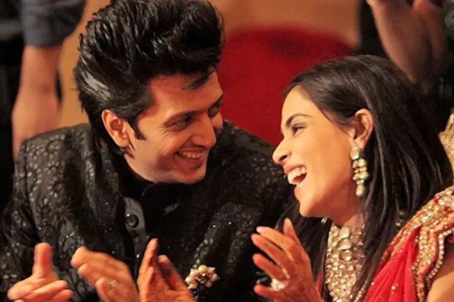 প্রথম আলাপে রীতেশকে পছন্দ হয়নি জেনেলিয়ার। কিন্তু রীতেশের সঙ্গে সময় কাটানোর পর ভুল ভাঙে অভিনেত্রীর। সহ-অভিনেতা রীতেশের প্রেমে পড়ে যান জেনেলিয়া। 