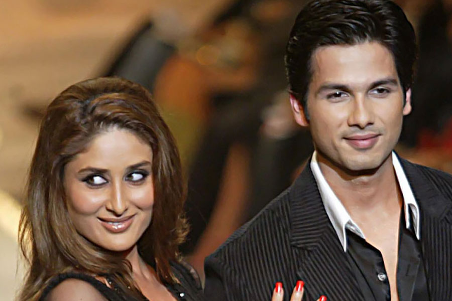 করিনা কপূর খান এবং শাহিদ কপূরের প্রেম-বিচ্ছেদ সম্পর্কে বলিপাড়ায় কে না জানে! শাহিদের সঙ্গে সম্পর্কে ইতি টানার পর ‘টশন’ ছবির শুটিং নিয়ে ব্যস্ত হয়ে পড়েন তিনি। এই ছবির নায়ক ছিলেন অক্ষয় কুমার এবং সইফ আলি খান।