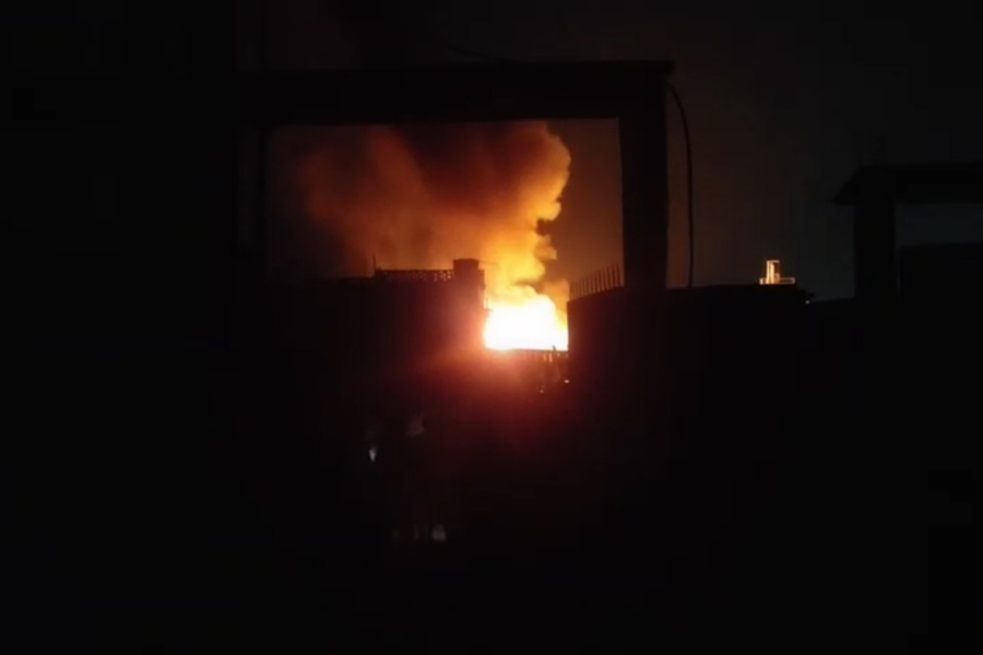 Massive fire at chemical Factory in Bantala