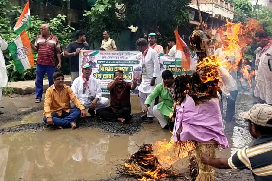 বজবজ রোডের বেহাল দশার প্রতিবাদে বিক্ষোভ ও অবরোধ।