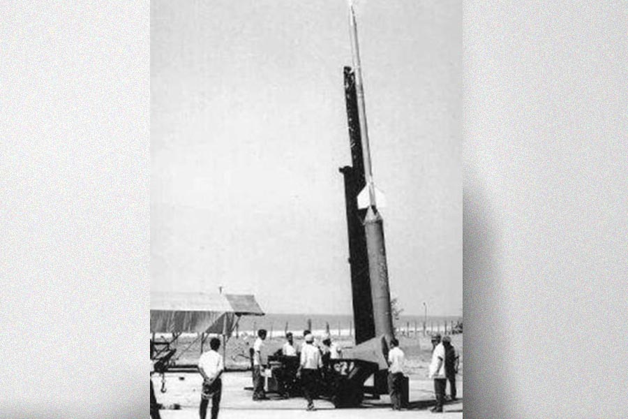 ১৯৬৩ সালে সাউন্ডিং রকেট ‘নাইকি অ্যাপাশে’র সঙ্গে ভারতীয় বিজ্ঞানীরা।