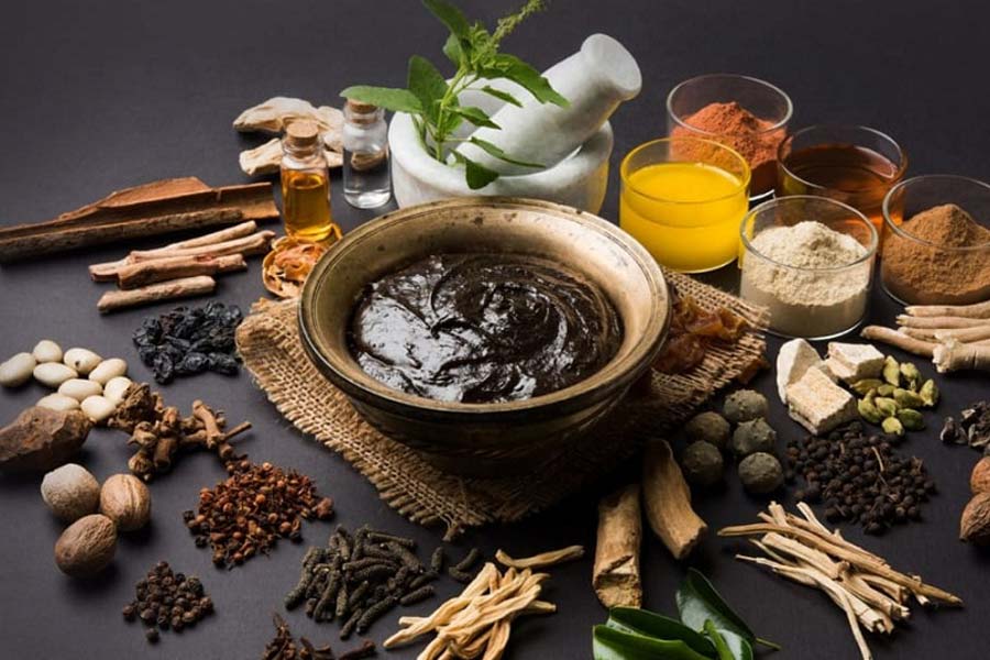 শাহনাজের সঙ্গে বিয়ের পর পেশার কারণে ইরানে বদলি হয়ে যান নাসির। শাহনাজের আগ্রহ জন্মায় আয়ুর্বেদের প্রতি। তা নিয়ে পড়াশোনা শুরু করেন তিনি। ‘কস্‌মেটিক থেরাপি’র প্রশিক্ষণ নেন তিনি।