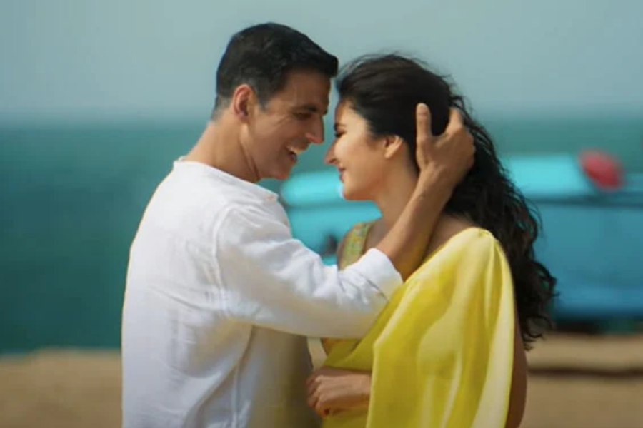 অক্ষয় কুমারের সঙ্গে ক্যাটরিনা কইফের জুটিও বড় পর্দায় কম কিছু সাড়া ফেলেনি। ‘হম কো দিওয়ানা কর গয়ে’, ‘নমস্তে লন্ডন’, ‘সিং ইজ় খান’, ‘তীস মার খান’, ‘দে দনা দন’, ‘ওয়েলকাম’ এবং ‘সূর্যবংশী’র মতো ছবিতে একসঙ্গে অভিনয় করেছে বড় পর্দায় দর্শকের এই প্রিয় জুটি।