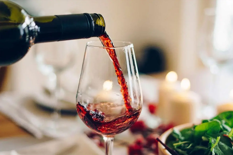 সুরার তালিকায় ওয়াইন ‘এলিট’ তকমা পেয়ে থাকে হামেশাই। অন্যান্য সুরার চেয়ে ওয়াইনের দামও বেশি। কেন সেই সুরা নষ্ট করা হচ্ছে ফ্রান্সে? কেনই বা নষ্ট করার জন্য উল্টে টাকা খরচ করছে সরকার?