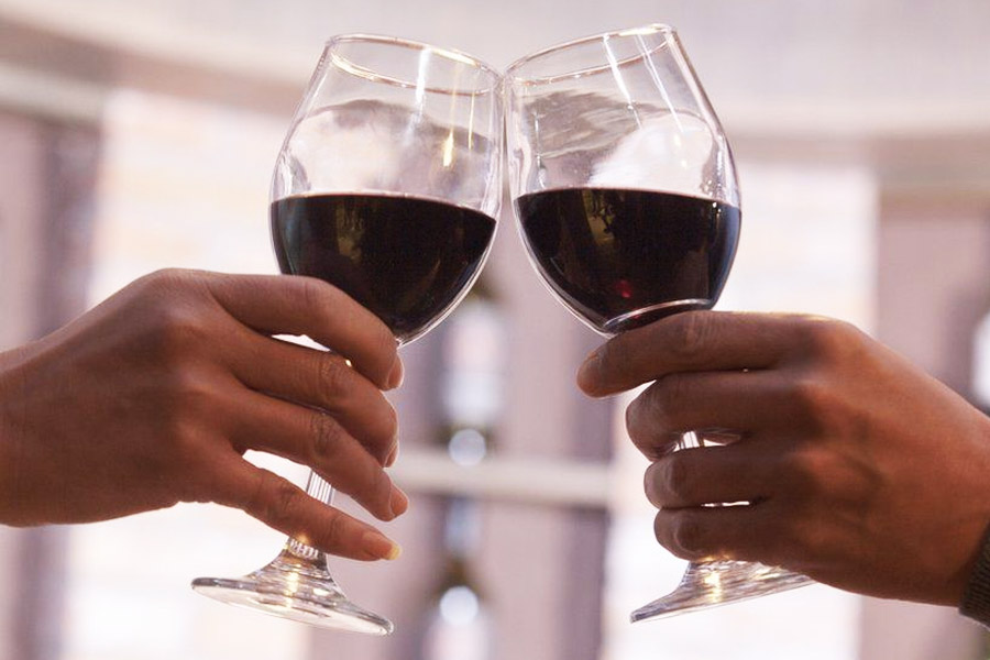 বস্তুত, ফ্রান্সে ওয়াইন শিল্প সম্প্রতি বেশ কিছু চ্যালেঞ্জের মুখোমুখি হয়েছে। ওয়াইনের চাহিদা অনেক কমে গিয়েছে ইউরোপের এই দেশটিতে। মানুষ ওয়াইন খেতে চাইছেন না আর। 