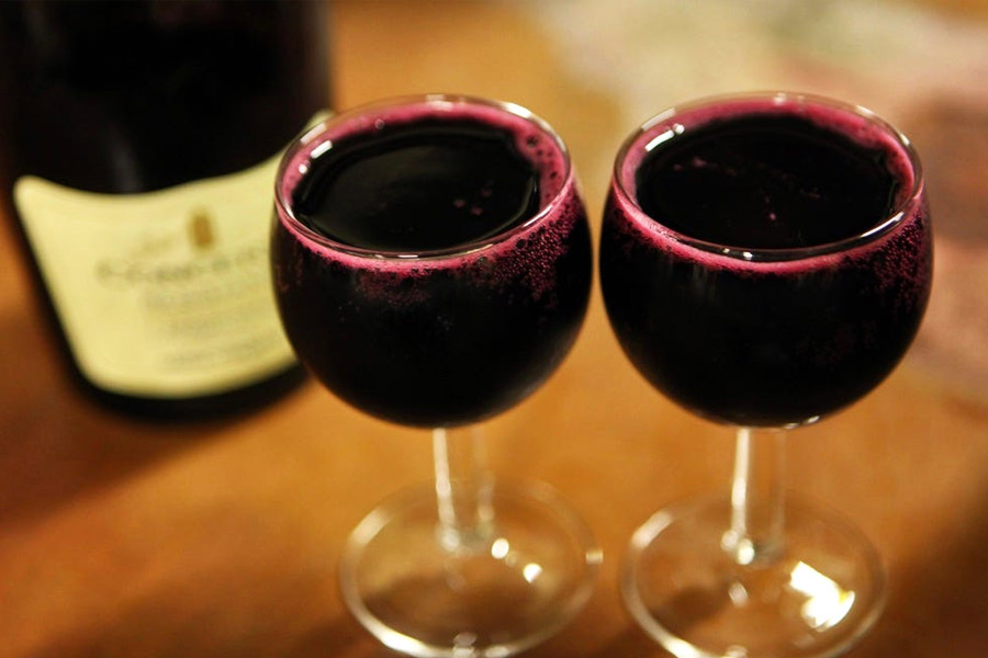 তবে কি ফরাসিরা মদ খাওয়াই ছেড়ে দিলেন? তা কিন্তু নয়। ওয়াইনের চাহিদা কমেছে, কারণ অন্য মদের প্রতি আসক্ত হয়েছেন ফ্রান্সের মানুষ। চাহিদা বেড়েছে ক্রাফ্‌ট বিয়ারের। 