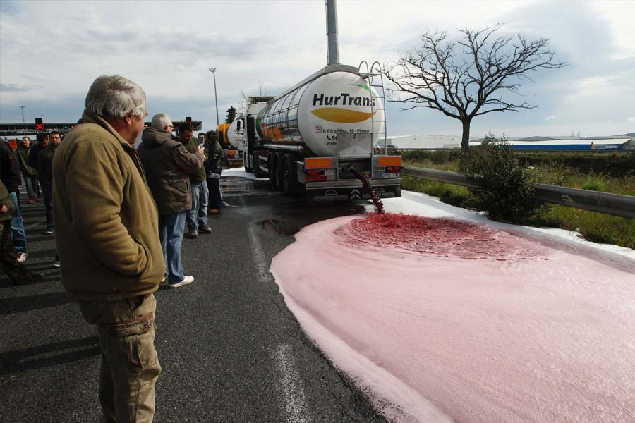 ক্রাফ্‌ট বিয়ার হল প্রাচীন পদ্ধতিতে তৈরি দেশি মদ, কোনও রকম যন্ত্র ছাড়াই যা প্রস্তুত করা হয়। সাধারণত, ছোটখাটো কারখানায় এই ধরনের বিয়ার তৈরি হয়। কখনও কখনও কারখানাও থাকে না। ছোট ব্যবসায়ীরা এগুলি তৈরি করে বাজারে ছাড়েন। 