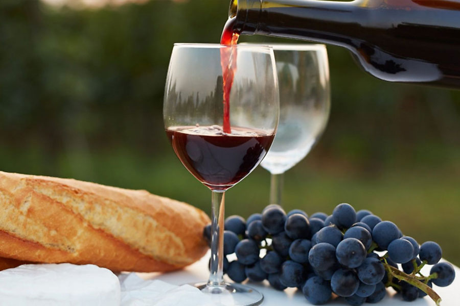 ওয়াইনে অবশ্য বিয়ারের চেয়ে বেশি অ্যালকোহল থাকে। তাতে অ্যালকোহলের গড় পরিমাণ ১৮ শতাংশ। তবে প্রস্তুতকারক সংস্থা অনুযায়ী ওয়াইনে অ্যালকোহলের পরিমাণ বদলাতে পারে। ৫.৫ শতাংশ থেকে ২৫ শতাংশ পর্যন্ত অ্যালকোহল থাকতে পারে ওয়াইনে।