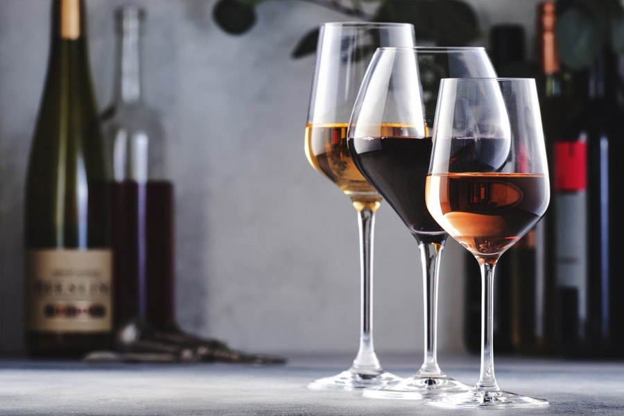 অনেকে বলছেন, কোভিড অতিমারির পরবর্তী সময়ে ফ্রান্সে মানুষের জীবনযাপনের ধরন বদলে গিয়েছে। দারিদ্র বেড়েছে। মূল্যবৃদ্ধির বাজারে মানুষ হয়ে উঠেছেন আরও বেশি সঞ্চয়ী। সেই কারণেই ওয়াইনের চাহিদা কমেছে।