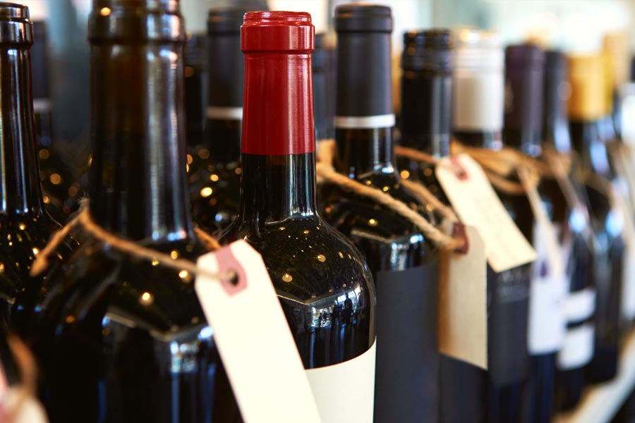 সংস্থাগুলির বাড়তি উৎপাদনও তাদের বিপদের দিকে ঠেলে দিয়েছে বলে মনে করা হচ্ছে। এই পরিস্থিতিতে ভেঙে পড়তে বসেছে ফ্রান্সের ওয়াইন শিল্প। সঙ্কটকালে তাই ইন্ডাস্ট্রির পাশে দাঁড়িয়েছে সরকার।