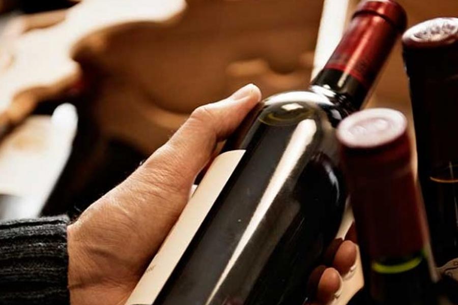 ফ্রান্স সরকার অবশ্য নিজের হাতে ওয়াইন নষ্ট করছে না। বরং, যে ওয়াইন সময়ের সঙ্গে সঙ্গে নষ্ট হয়ে গিয়েছে বা যাবে, তার খরচ বাবদ প্রস্তুতকারক সংস্থাগুলিকে অর্থসাহায্য করছে। সেই খাতেই ২০ কোটি ইউরো বরাদ্দ করা হয়েছে।