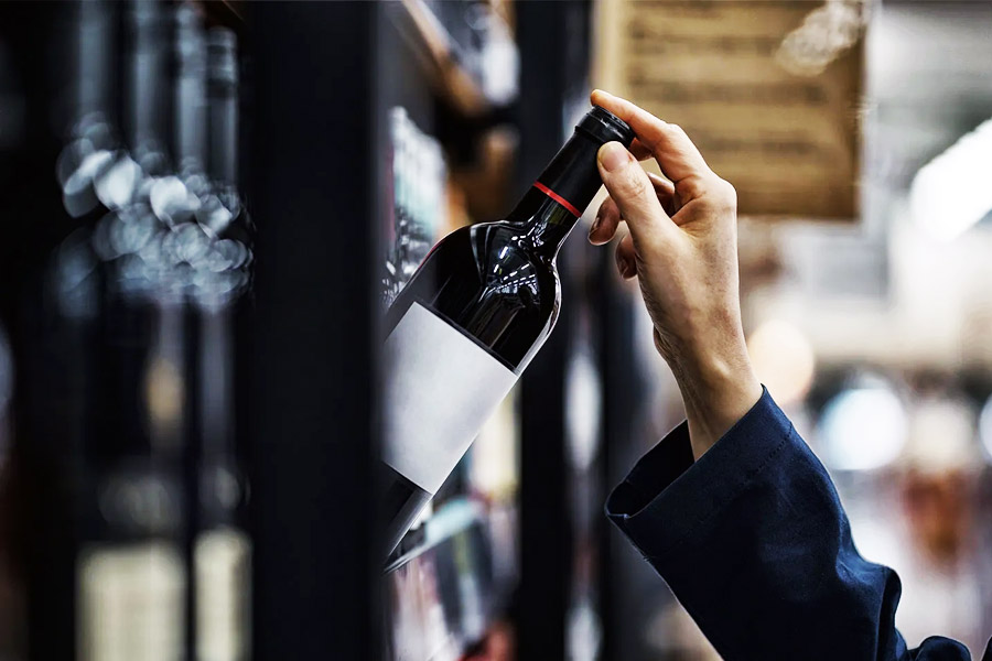 ফ্রান্সের ওয়াইন প্রস্তুতকারক সংস্থার সঙ্গে যুক্ত এক কর্মী বলেছেন, ‘‘আমরা অনেক বেশি সুরা তৈরি করে ফেলেছি। যে দামে বিক্রি হচ্ছে, তাতে উৎপাদনের টাকাও উঠছে না। তাই আমাদের ক্ষতি হচ্ছে।’’