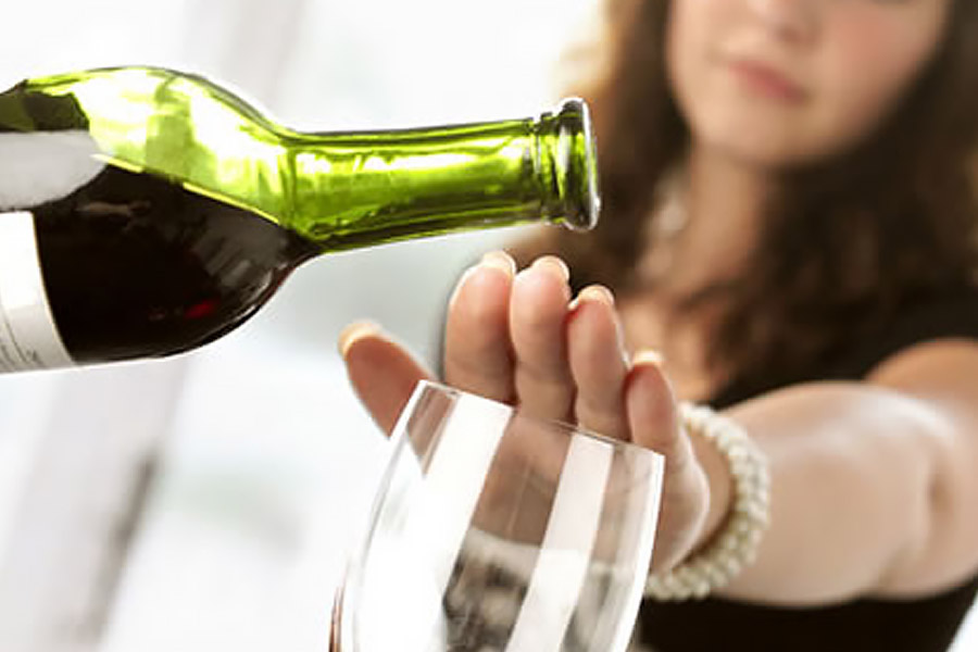 এএফপির রিপোর্ট অনুযায়ী, কোভিড অতিমারির পর থেকেই ফ্রান্সে খাদ্য এবং জ্বালানির দাম ঊর্ধ্বমুখী। রাশিয়া-ইউক্রেন যুদ্ধের পর থেকে জিনিসপত্রের দাম আরও বেড়েছে। এই পরিস্থিতিতে মানুষের মধ্যে দৈনন্দিন জীবনের বাড়তি বিলাসিতা ত্যাগ করার প্রবণতা দেখা দিয়েছে।