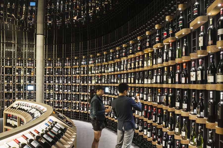 বিভিন্ন স্যানিটাইজার এবং সুগন্ধি প্রস্তুতকারক সংস্থার কাছে ওই বাড়তি অ্যালকোহল বিক্রি করে দেওয়া হবে। প্রয়োজনে চাষের কাজেও লাগানো হতে পারে ওয়াইন।