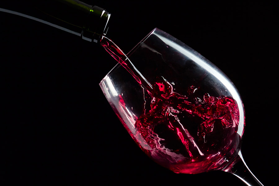 শুধু ফ্রান্স নয়, সমগ্র ইউরোপেই ওয়াইনের ব্যবসা সম্প্রতি ধাক্কা খেয়েছে। পরিসংখ্যান বলছে, চলতি বছরের জুন মাস পর্যন্ত ওয়াইনের বিক্রি ইটালিতে ৭ শতাংশ, স্পেনে ১০ শতাংশ, ফ্রান্সে ১৫ শতাংশ, জার্মানিতে ২২ শতাংশ এবং পর্তুগালে ৩৪ শতাংশ কমেছে।