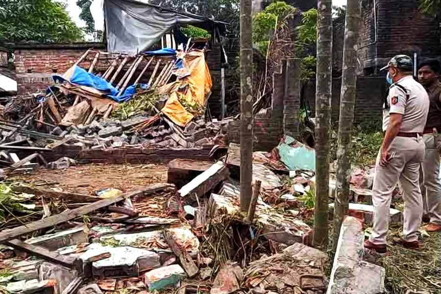 অন্য দিকে, গত ২১ মে বজবজের চিংড়িপোতা গ্রাম পঞ্চায়েত এলাকায় বাজি কারখানার বিস্ফোরণে মৃত্যু হয় তিন জনের। পর পর রাজ্যের দুই জায়গায় বিস্ফোরণের ঘটনাকে ঘিরে রাজনৈতিক চাপানউতর শুরু হয়ে যায়।