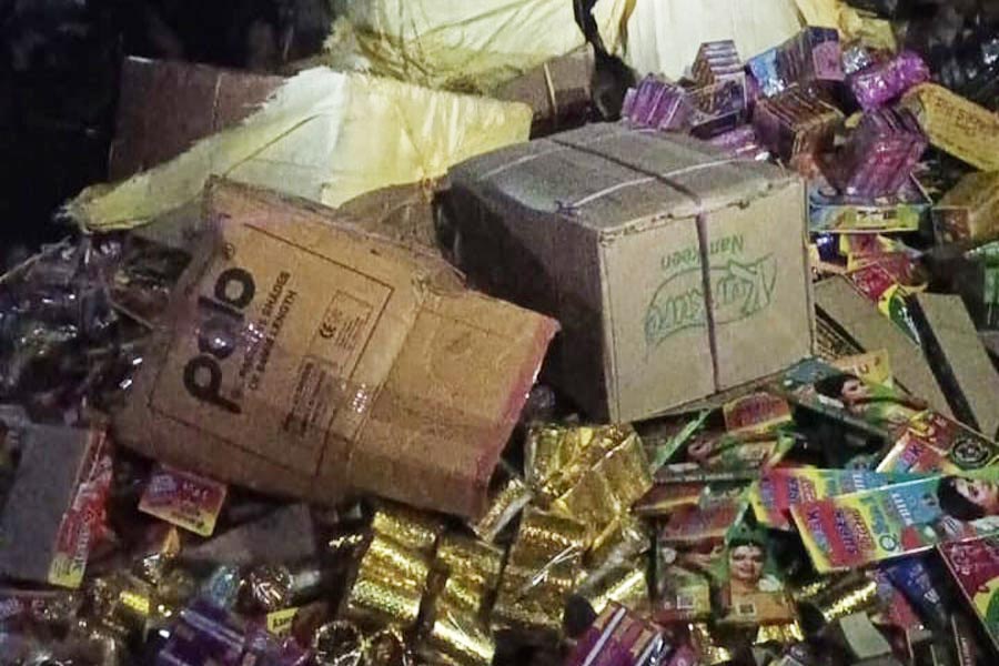 মুখ্যমন্ত্রীর নির্দেশে বেআইনি বাজি রুখতে রাজ্য জুড়ে  তল্লাশি অভিযানে নামে পুলিশ। সেই সময় দত্তপুকুরেও পুলিশি অভিযানে অন্তত ২০০ কুইন্টাল বাজি মেলে।