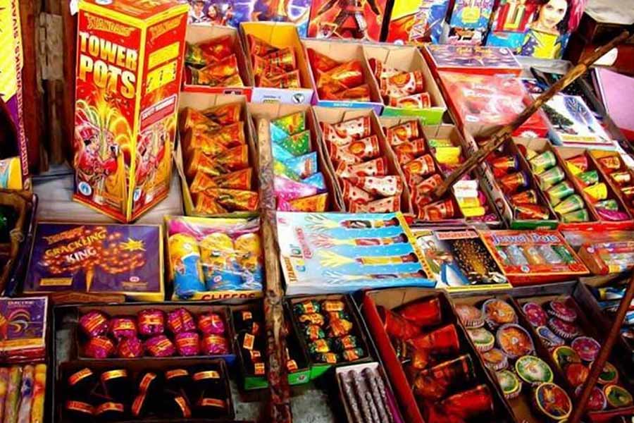 দত্তপুকুর থানার নীলগঞ্জ ফাঁড়ির নীলগঞ্জ ইছাপুর পঞ্চায়েত এলাকায় সে সময় পুলিশের তল্লাশি অভিযান চলে। পুলিশ সূত্রে জানা যায়, গোপন সূত্র মারফত খবর মেলে, কাঠুরিয়া এলাকায় ইবাদত মণ্ডল নামে এক জনের বাড়িতে প্রচুর বাজি মজুত রয়েছে। সেখান থেকেই উদ্ধার হয় বেআইনি বাজি।