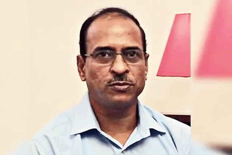 গত ২৩ মে মালদহের ইংরেজবাজারেও একটি বাজির গুদামে আগুন লেগে মৃত্যু হয় দু’জনের। ওই দিনই বেআইনি আতশবাজি রুখতে প্রশাসনিক আধিকারিক এবং কয়েকটি বাজি ব্যবসায়ী সমিতির প্রতিনিধিদের সঙ্গে বৈঠক করেন রাজ্যের মুখ্যসচিব হরিকৃষ্ণ দ্বিবেদী।