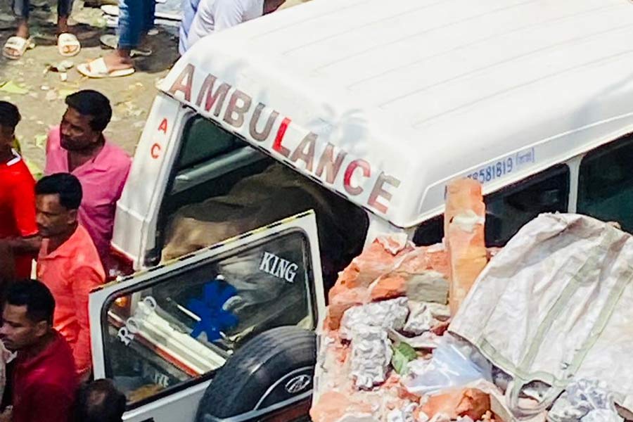 প্রশাসনের সর্বোচ্চ মহল থেকে বেআইনি বাজি রোখার বার্তা দেওয়া সত্ত্বেও এগরাকাণ্ডের পুনরাবৃত্তি ঘটেই চলেছে কেন, তা নিয়ে জনমানসে প্রশ্ন উঠছে। বাজি প্রস্তুতকারকদের সঙ্গে প্রশাসনের একাংশের যোগসাজশের কারণেই এই ধরনের ঘটনা ঘটছে কি না, তা নিয়েও প্রশ্ন উঠছে।