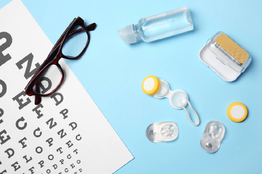 লেন্সের পরিচ্ছন্নতার বিষয়ে বাড়তি সতর্ক থাকতে হবে। 