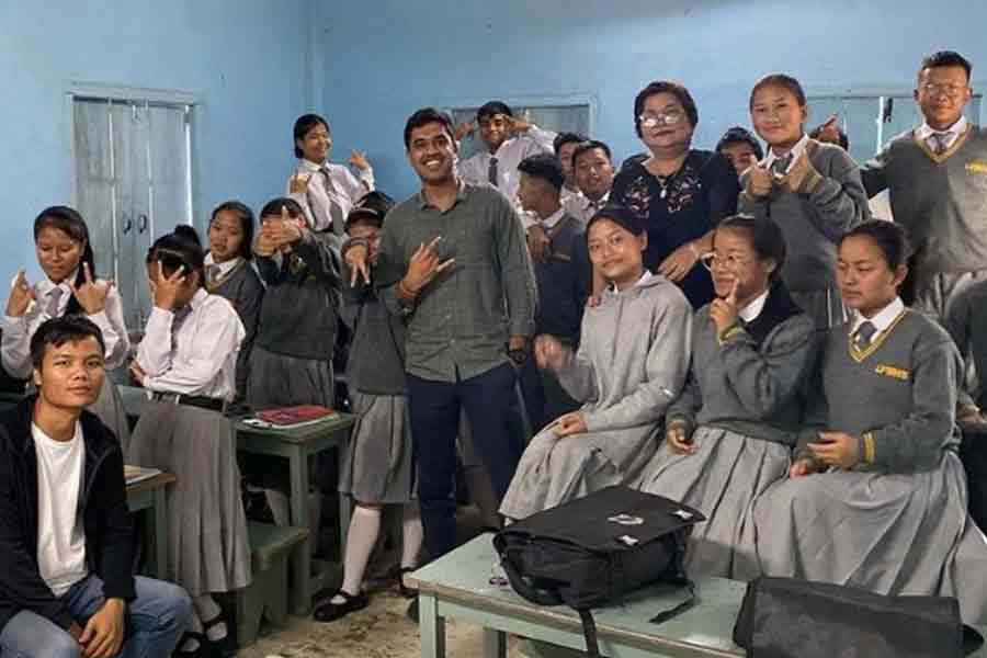 অন্ধ্রের যুবকের সঙ্গে কুকি বাচ্চাদের খুনসুটি।