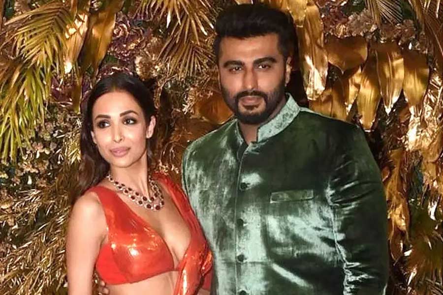 শুধু বিচ্ছেদ নিয়েই নয়, সম্প্রতি এক বলি অভিনেতার সঙ্গে নাম জড়ানোর পর কটাক্ষের শিকার হন কুশা। বলিপাড়ায় গুঞ্জন শোনা যায়, অর্জুন কপূর এবং মালাইকা অরোরার সম্পর্কে নাকি চিড় ধরেছে এবং তার নেপথ্যে রয়েছেন সমাজমাধ্যম প্রভাবী তথা কৌতুকাভিনেত্রী কুশা।