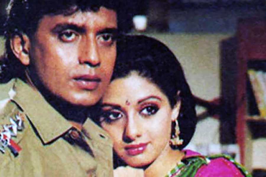 হিন্দি ফিল্মজগতের পাশাপাশি তামিল, তেলুগু, মালয়ালম এবং কন্নড় ভাষার ছবিতে প্রথম সারির অভিনেত্রী হিসাবে জনপ্রিয় হয়ে উঠেছিলেন শ্রীদেবী। বলিপাড়ায় গুঞ্জন শোনা যায়, অভিনেতা মিঠুন চক্রবর্তীর সঙ্গে গোপনে বিয়ে করেছিলেন শ্রীদেবী।