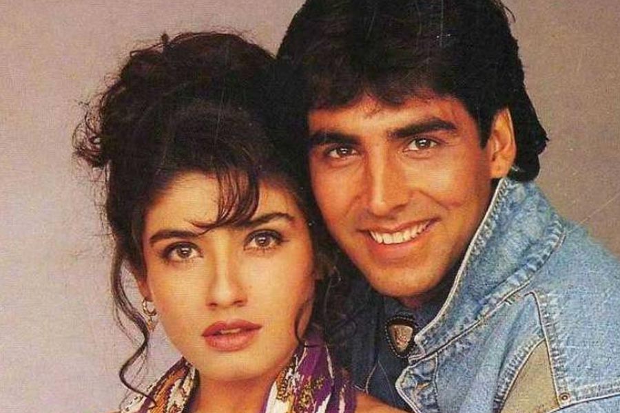 নব্বইয়ের দশকে বলিপাড়ায় রবিনা টন্ডনের নাম লোকের মুখে মুখে ঘুরত। কানাঘুষো শোনা যায়, বলি অভিনেতা অক্ষয় কুমারের সঙ্গে গোপনে আংটিবদল করেছিলেন রবিনা। কিন্তু বিয়ের পিঁড়ি পর্যন্ত সেই সম্পর্ক গড়ায়নি।