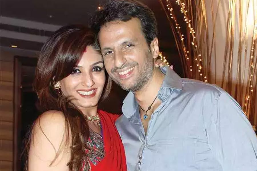 ২০০৩ সালে রবিনা অভিনীত স্পোর্টস ড্রামা ঘরানার ‘স্টাম্পড’ ছবিটি মুক্তি পায়। এই ছবির ‘ডিস্ট্রিবিউশন’-এর সঙ্গে যুক্ত ছিলেন অনিল থাডানি। ছবির শুটিংয়ের সময় অনিলের সঙ্গে আলাপ হয় রবিনার। সেই সময় বিবাহিত ছিলেন অনিল।