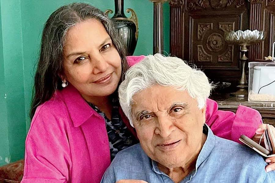 শাবানা আজ়মি এবং জাভেদ আখতারের জুটি বলিপাড়ায় বেশ জনপ্রিয়। ১৯৮৪ সালে শাবানাকে বিয়ে করেন জাভেদ। কিন্তু জাভেদের দ্বিতীয় স্ত্রী ছিলেন শাবানা।