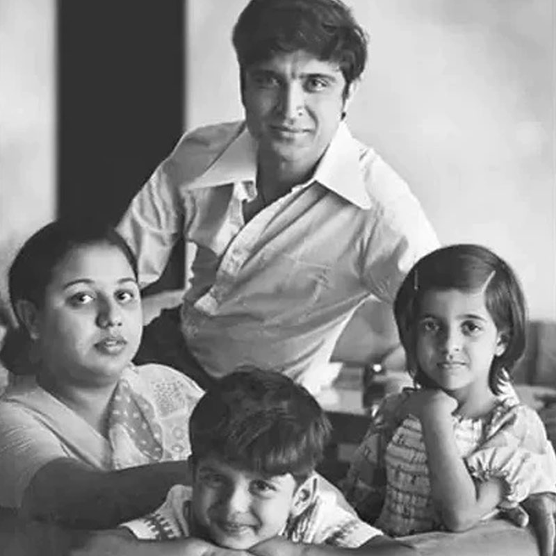 ১৯৭২ সালে বলি অভিনেত্রী হানি ইরানিকে প্রথমে বিয়ে করেছিলেন জাভেদ। ফারহান আখতার এবং জোয়া আখতার তাঁদেরই সন্তান। বহু বছর সংসার করার পর বিচ্ছেদের সিদ্ধান্ত নেন হানি এবং জাভেদ। তার পর শাবানাকে বিয়ে করেন জাভেদ।