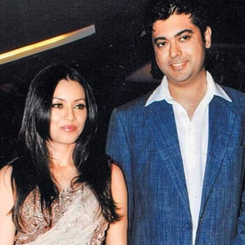 ১৯৯৭ সালে মুক্তিপ্রাপ্ত ‘পরদেশ’ ছবির নায়িকা মহিমা চৌধুরী শিল্পপতি ববি মুখোপাধ্যায়ের সঙ্গে ২০০৬ সালে গাঁটছড়া বাঁধেন। ববি ছিলেন বিবাহবিচ্ছিন্ন।