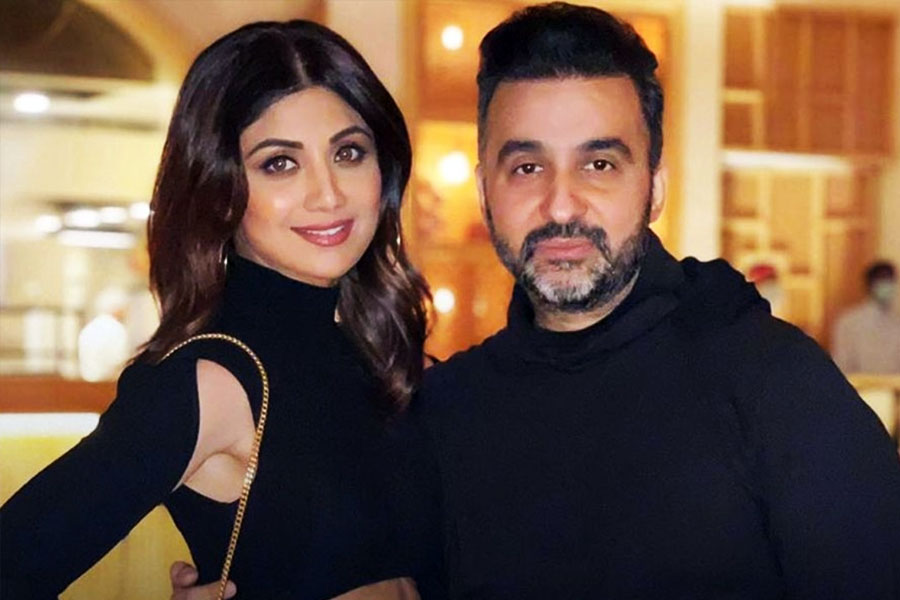 শিল্পপতি রাজ কুন্দ্রার সঙ্গে ২০০৯ সালে বিয়ে করেন শিল্পা শেট্টি। তবে রাজ ছিলেন বিবাহবিচ্ছিন্ন।