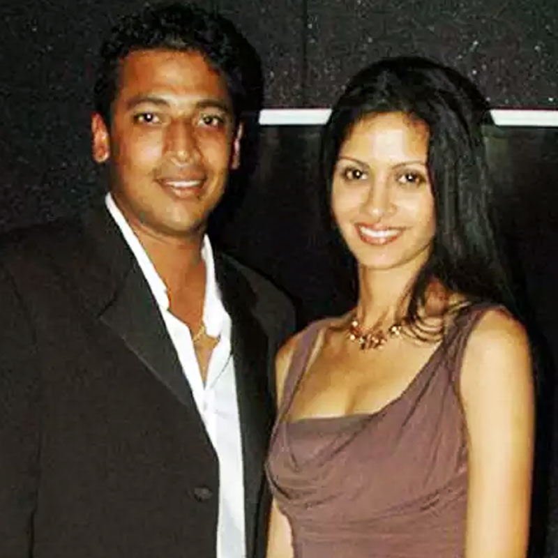 ২০০২ সালে শ্বেতা জয়শঙ্করকে বিয়ে করেন মহেশ। ২০০৯ সালে বিচ্ছেদও হয়ে যায় মহেশ এবং শ্বেতার। বিচ্ছেদের দু’বছর পর লারাকে বিয়ে করেন মহেশ।