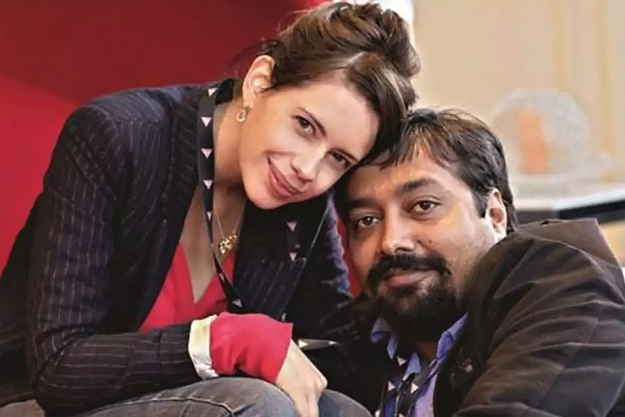 ১৯৯৭ সালে আরতি বজাজকে বিয়ে করেন বলি পরিচালক অনুরাগ কাশ্যপ। ২০০৯ সালে তাঁদের বিচ্ছেদও হয়ে যায়। বিচ্ছেদের পর অভিনেত্রী কল্কি কেঁকলার সঙ্গে চুটিয়ে প্রেম করেন অনুরাগ। ২০১১ সালে অনুরাগকে বিয়েও করেন কল্কি। চার বছর পর ২০১৫ সালে দুই তারকার বিবাহবিচ্ছেদ হয়। বর্তমানে ইজ়রায়েলি সঙ্গীতশিল্পী গাই হার্শবার্গের সঙ্গে সম্পর্কে রয়েছেন কল্কি। এক কন্যাসন্তানও রয়েছে তাঁদের।