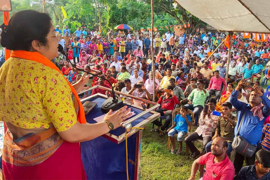 জাঙ্গিপাড়ার আঁটপুরে সভা মঞ্চে লকেট চট্টোপাধ্যায়।