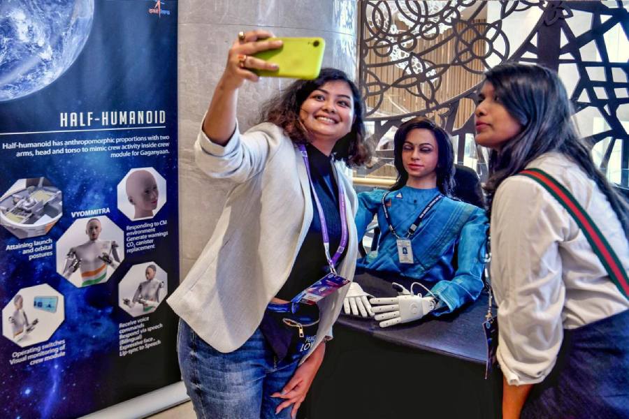 তাঁকে দেখতে প্রায়ই ভি়ড় জমে দর্শনার্থীদের। হাসিমুখেই তাঁদের সামলান ব্যোম মিত্র। প্রশ্ন করলে জবাব দেন। হাত মেলাতে চাইলে বাড়িয়ে দেন হাত। নিজস্বী তোলার আবদারও মেটান সাধ্যমতো। একদম মানুষের মতোই হাবভাব। যদিও ব্যোম মিত্র মানুষ নন।