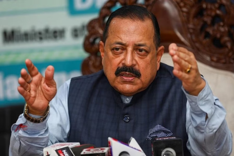 সম্প্রতি কেন্দ্রীয় বিজ্ঞানমন্ত্রী জিতেন্দ্র সিংহ ঘোষণা করেছেন মহাকাশে ব্যোম মিত্রের অভিযানের কথা। সাংবাদিক সম্মেলনে গগনযান নিয়ে কথা বলছিলেন কেন্দ্রীয় বিজ্ঞানমন্ত্রী। সেখানেই তিনি বলেন, ‘‘গগনযানে চড়ে মহাকাশে মানুষ যাওয়ার আগে এ বছরই এক মহিলা রোবটকে মহাকাশে পাঠাবে ইসরো।’’ এই মহিলা রোবটই ব্যোম মিত্র। যার নামেই রয়েছে মহাকাশ।