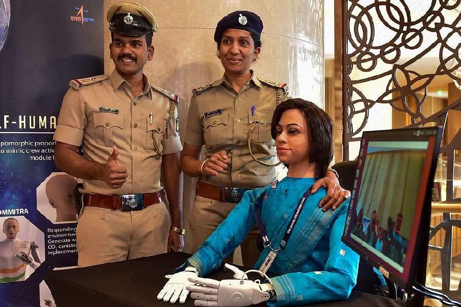 খাঁটি সংস্কৃত ভাষায় নাম রাখা হয়েছে ইসরোর মহাকাশচারী এই রোবটের। ‘ব্যোম’ শব্দের অর্থ মহাকাশ। ‘মিত্র’ অর্থাৎ বন্ধু। ফলত ইসরোর মহাকাশচারী রোবট মহাকাশে পৌঁছনোর আগেই হয়েছে ‘মহাকাশের বন্ধু’ বা বলা ভাল ‘বান্ধবী’।