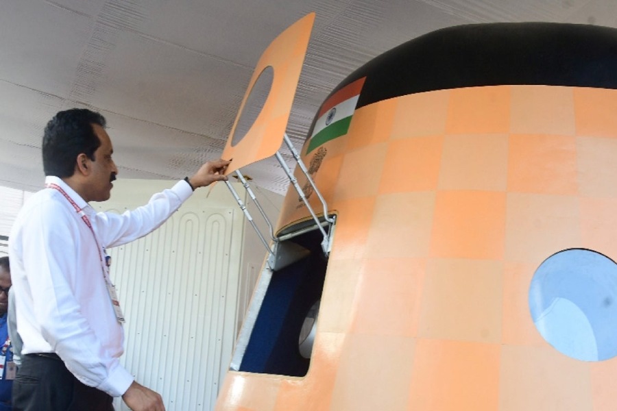 যদিও সেই তারিখ পিছিয়ে যায় অতিমারির দৌলতে। ২০২০ সাল থেকে ২০২২ সে ভাবে কাজ এগোয়নি। অবশেষে ২০২৪ সালের শেষ কিংবা ২০২৫ সালের শুরুতে ঠিক হয়েছে গগনযানের গগনযাত্রা। ভারতের প্রথম মৌলিক মহাকাশ অভিযান, যেখানে মানুষকে পাঠানো হবে মহাকাশচারী হিসাবে। 